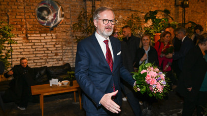 FOTO: Petr Fiala přinesl Markétě Pekarové Adamové květiny.