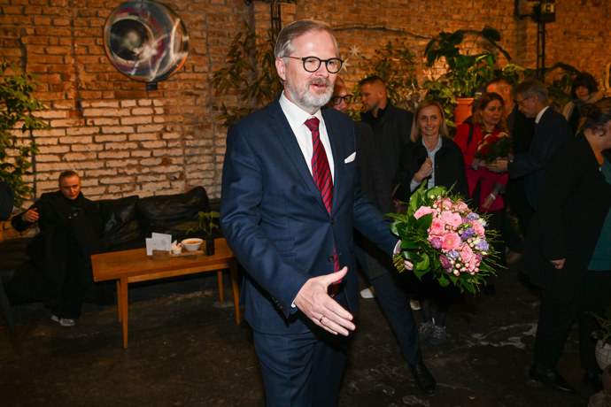 FOTO: Petr Fiala přinesl Markétě Pekarové Adamové květiny. – stránka 22