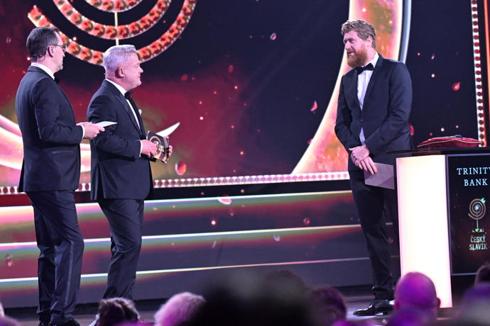 FOTO: Slavíka Lucii Bílé předával Jakub Voráček. – stránka 652