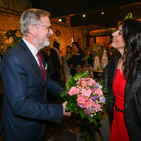 Petr Fiala se vítá s Markétou Pekarovou Adamovou.