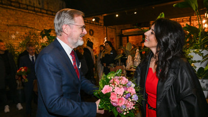 FOTO: Petr Fiala se vítá s Markétou Pekarovou Adamovou.