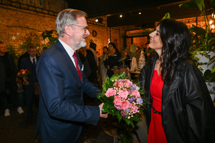 FOTO: Petr Fiala se vítá s Markétou Pekarovou Adamovou. – stránka 21