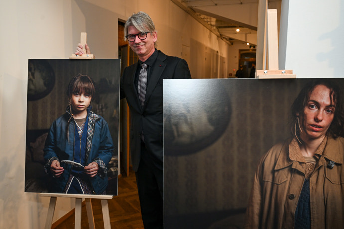 FOTO: Jiří Strach s postavami z filmu Máma. – stránka 3