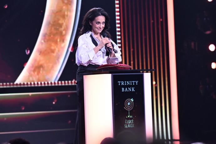 FOTO: Lucie Bílá měla ze stříbrného Slavíka radost. – stránka 649