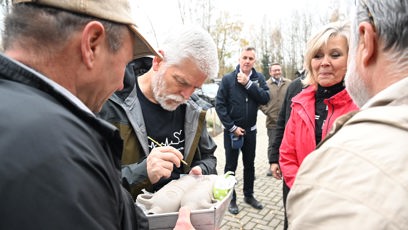 FOTO: Prezident Petr Pavel se ochotně podepisoval.