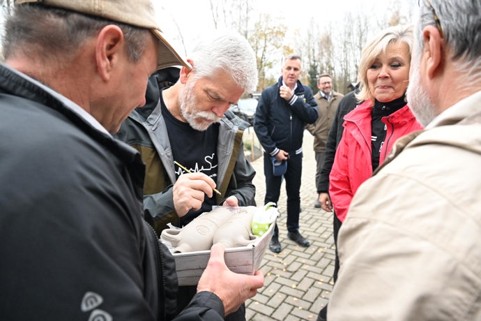FOTO: Prezident Petr Pavel se ochotně podepisoval. – stránka 148