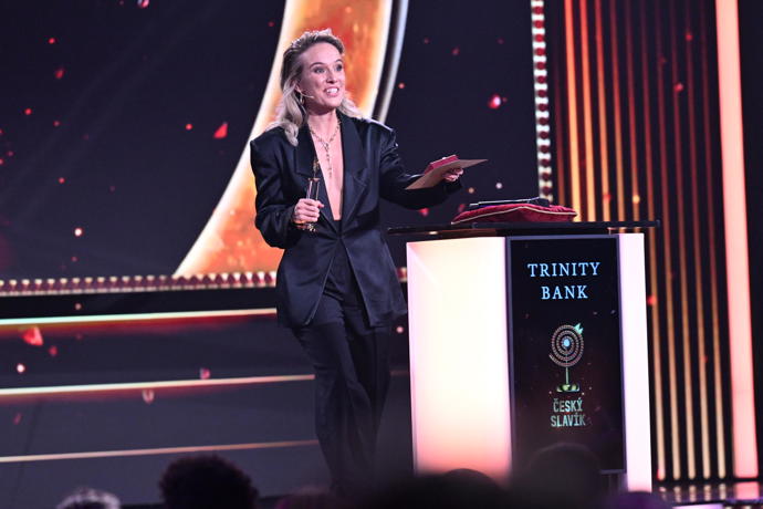 FOTO: Tereza Ramba předávala sošku Ewě Farne. – stránka 648