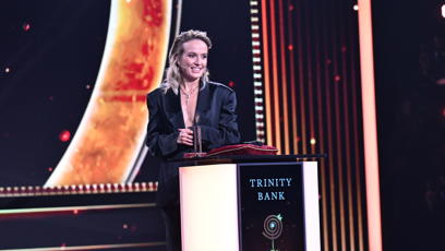 FOTO: Tereza Ramba předávala sošku Ewě Farne.