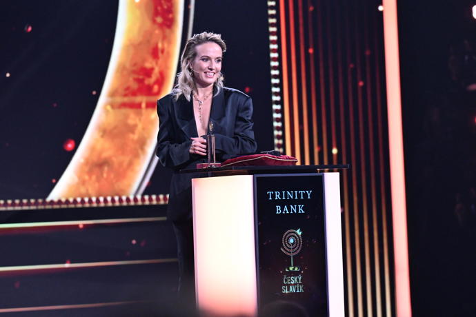 FOTO: Tereza Ramba předávala sošku Ewě Farne. – stránka 647