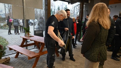 FOTO: Prezident Petr Pavel se před procházkou převlékl do sportovního oblečení.