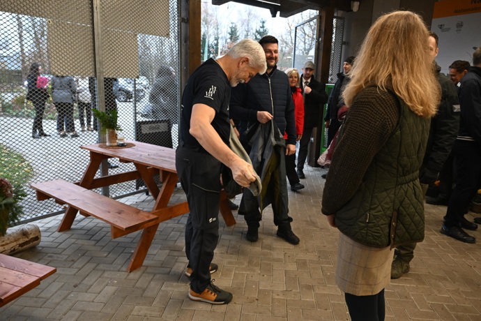 FOTO: Prezident Petr Pavel se před procházkou převlékl do sportovního oblečení. – stránka 147