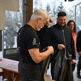 Prezident Petr Pavel ukázal svalnaté ruce.