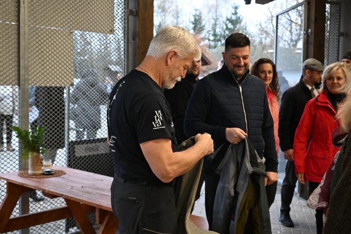 FOTO: Prezident Petr Pavel ukázal svalnaté ruce. – stránka 146