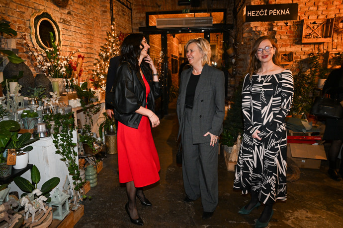 FOTO: První dáma Eva Pavlová dorazila na křest knihy Markéty Pekarové Adamové. – stránka 18