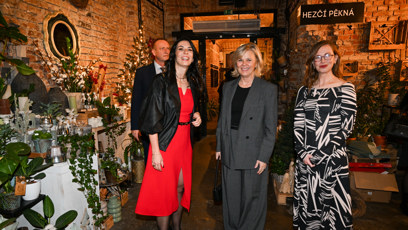 FOTO: Pekarová Adamová slavnostně pokřtila svou knihu 'Nejsem z cukru ani ze železa'.