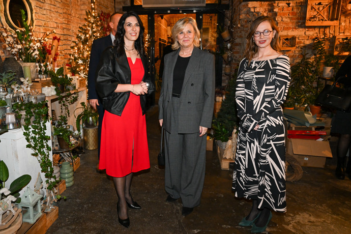 FOTO: Markéta Pekarová Adamová s Evou Pavlovou na křtu knihy. – stránka 44