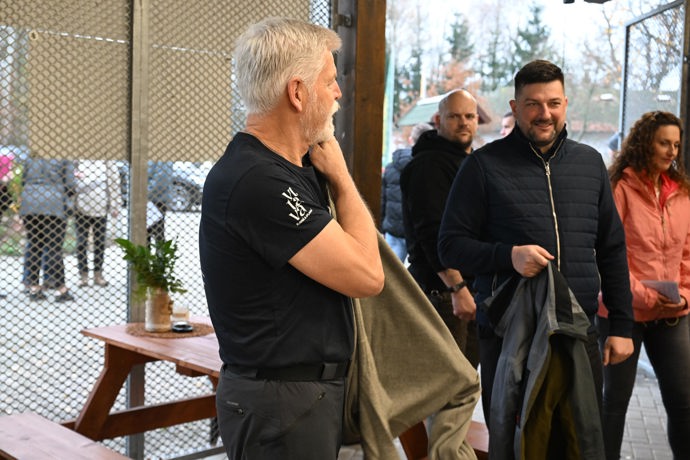 FOTO: Prezident Petr Pavel se ochotně podepisoval. – stránka 144