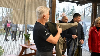 FOTO: Petr Pavel se převléká před procházkou.