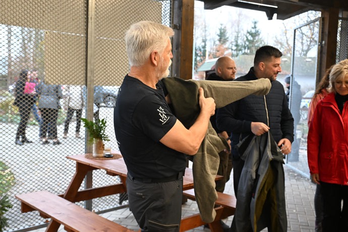 FOTO: Petr Pavel se převléká před procházkou. – stránka 260