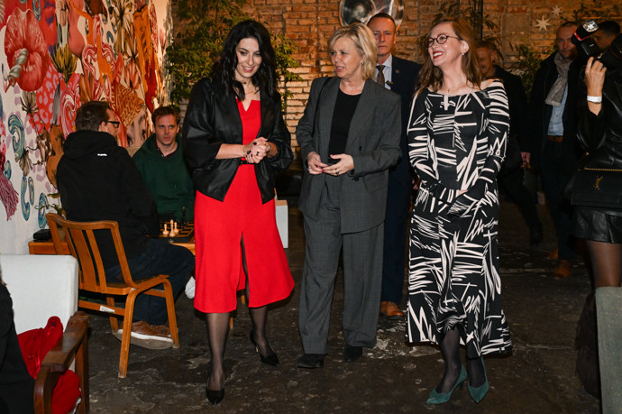 FOTO: Markéta Pekarová Adamová, Eva Pavlová a Tereza Šídlová. – stránka 27