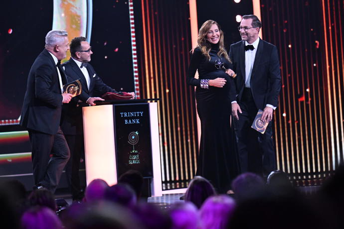 FOTO: Cenu oblíbeného rádia oznámili Olga Lounová a Vlasta Korec. – stránka 640