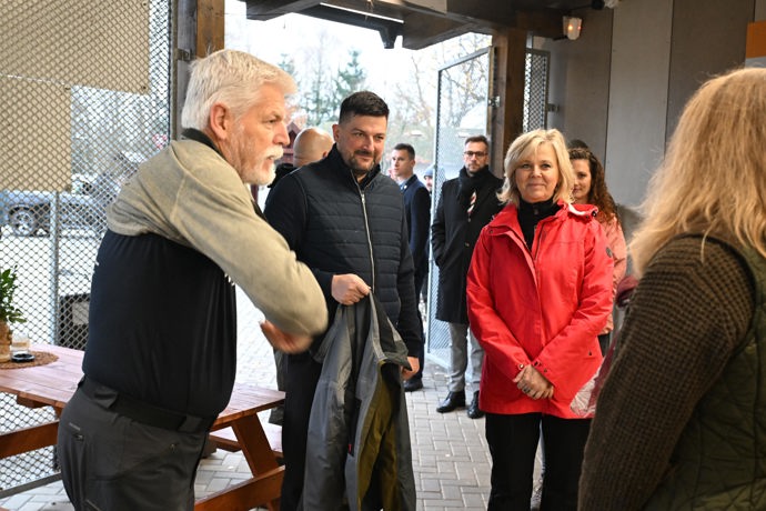FOTO: Prezident Petr Pavel se před procházkou převlékl do sportovního oblečení. – stránka 140
