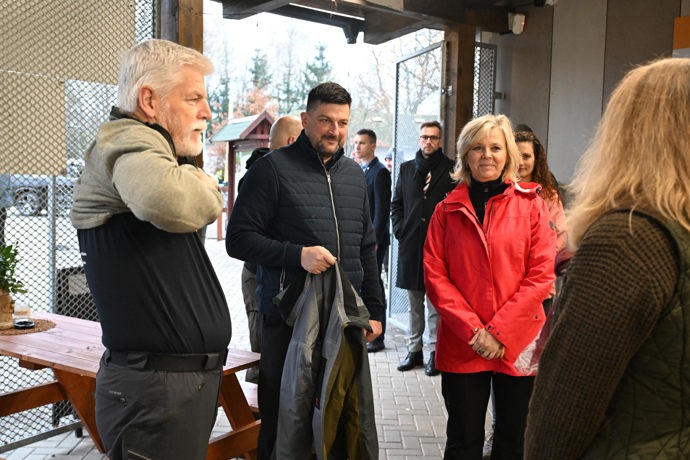 FOTO: Prezident Petr Pavel se před procházkou převlékl do sportovního oblečení. – stránka 139