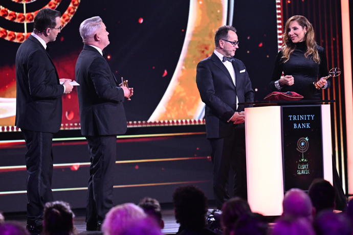 FOTO: Cenu oblíbeného rádia oznámili Olga Lounová a Vlasta Korec. – stránka 639