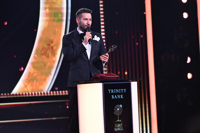 FOTO: Cenu za nejoblíbenější písničku posluchačů známého rádia si odnesl Marek Ztracený. – stránka 637