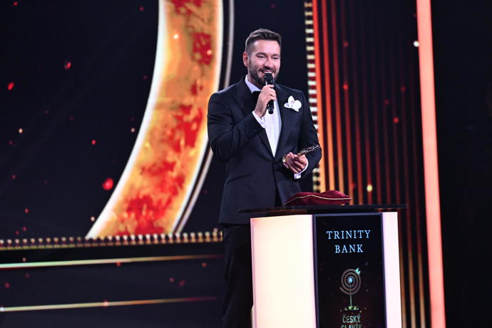 FOTO: Cenu za nejoblíbenější písničku posluchačů známého rádia si odnesl Marek Ztracený. – stránka 636