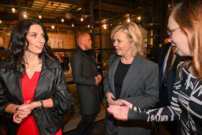 FOTO: Eva Pavlová byla hvězdou večera, zastínila i samotnou autorku. – stránka 17