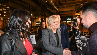 FOTO: První dáma v elegantním šedém kostýmku.