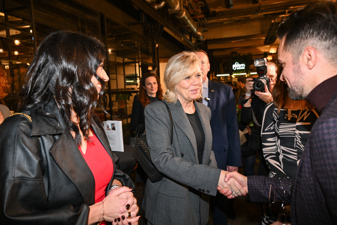 FOTO: První dáma v elegantním šedém kostýmku. – stránka 16