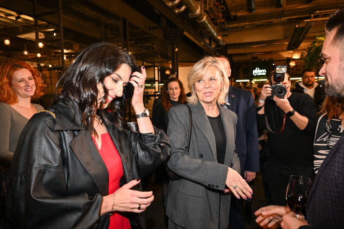 FOTO: Eva Pavlová byla ve skvělé náladě a bavila se s hosty. – stránka 15