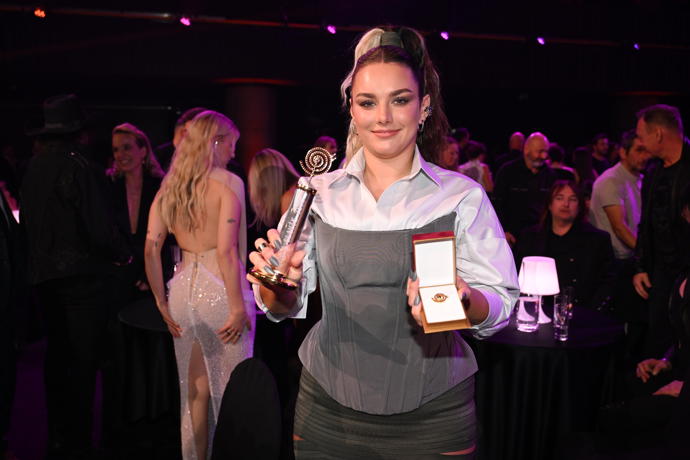 FOTO: Farna se pochlubila novou soškou zlatého Slavíka. Ewa měla z triumfu radost. – stránka 603