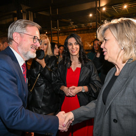 Eva Pavlová se srdečně zdraví s premiérem Petrem Fialou.