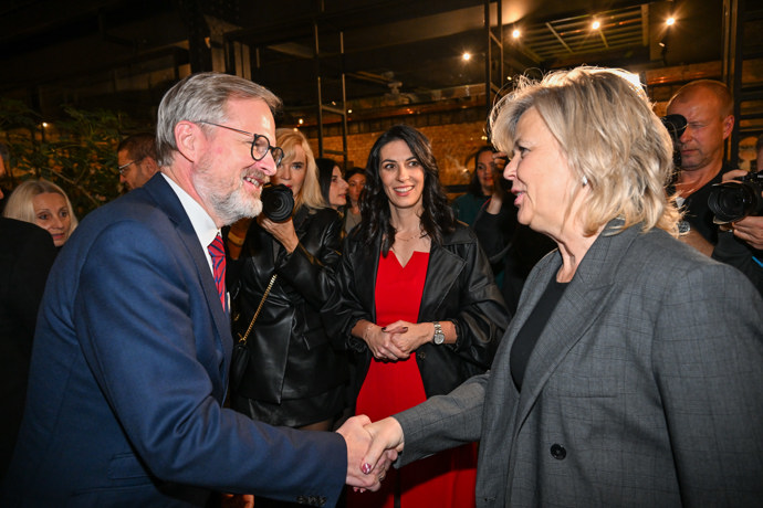 FOTO: Eva Pavlová se srdečně zdraví s premiérem Petrem Fialou. – stránka 9