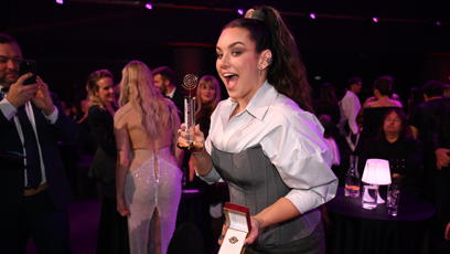 FOTO: Farna se pochlubila novou soškou zlatého Slavíka. Ewa měla z triumfu radost.