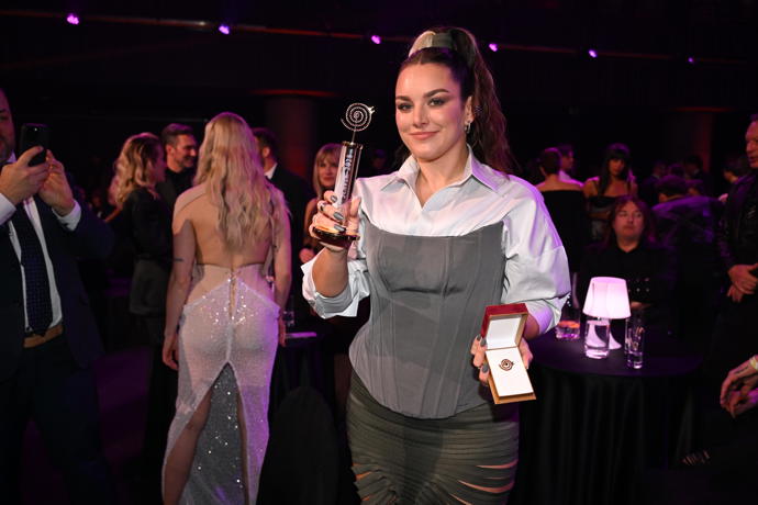 FOTO: Farna se pochlubila novou soškou zlatého Slavíka. Ewa měla z triumfu radost. – stránka 600