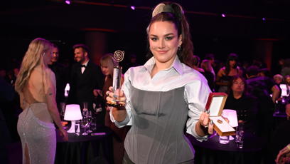 FOTO: Farna se pochlubila novou soškou zlatého Slavíka. Ewa měla z triumfu radost.