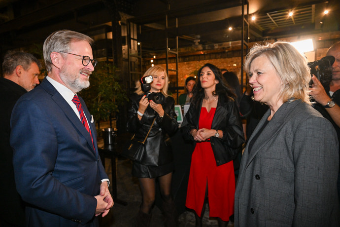 FOTO: Petr Fiala, Eva Pavlová a v pozadí Markéta Pekarová Adamová. – stránka 25