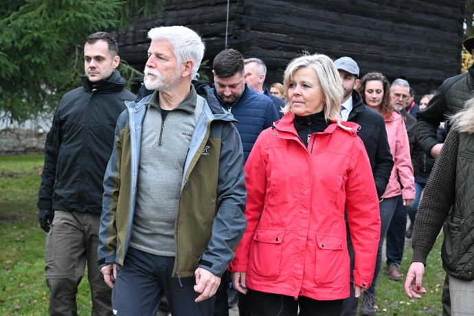 FOTO: Petr Pavel a Eva Pavlová na procházce v rezervaci Soos. – stránka 258