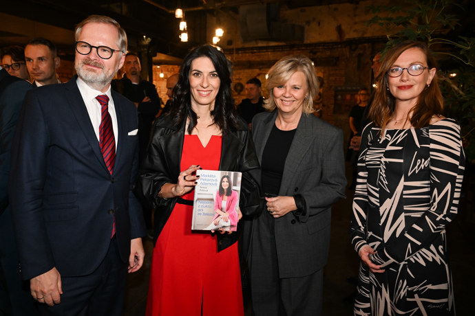 FOTO: Petr Fiala, Markéta Pekarová Adamová, Eva Pavlová, Tereza Šídlová. – stránka 18