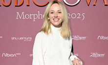 Vysmátá herečka Petra Hřebíčková.