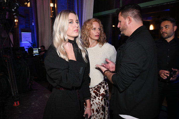 FOTO: Barbora Šimková a Roman Staša při konverzaci s Kristinou Kloubkovou. – stránka 8