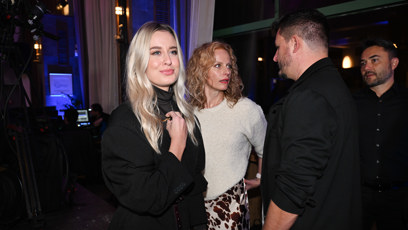 FOTO: Barbora Šimková se usmívala mezi tím, co se Roman Staša bavil s Kristinou Kloubkovou.