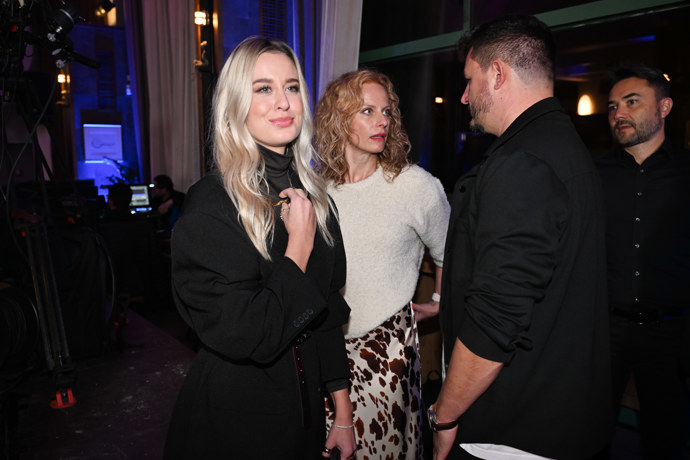 FOTO: Barbora Šimková se usmívala mezi tím, co se Roman Staša bavil s Kristinou Kloubkovou. – stránka 6