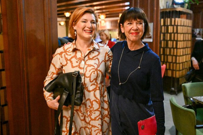 FOTO: Andrea Bartošková po boku herečky Lenky Krobotové. – stránka 1