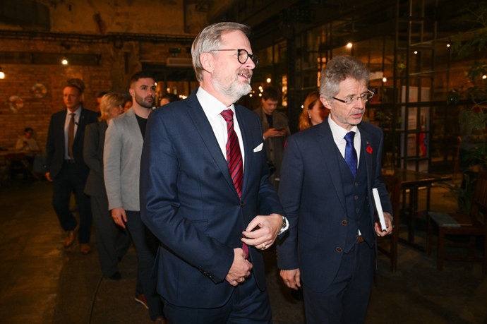 FOTO: Petr Fiala a Miloš Vystrčil. – stránka 17