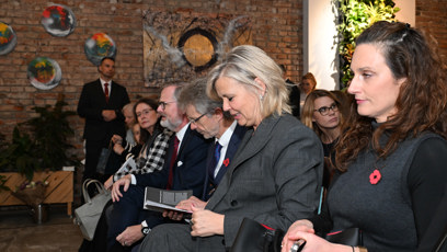 FOTO: První dáma si se zájmem prohlíží novou knihu.